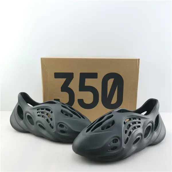 YEEZY FOAM RUNNER BLACK 