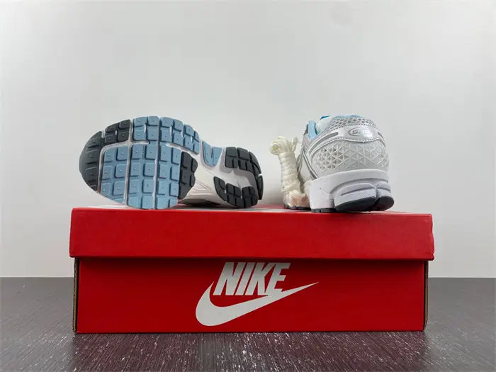 NIKE Air Zoom Vomero 