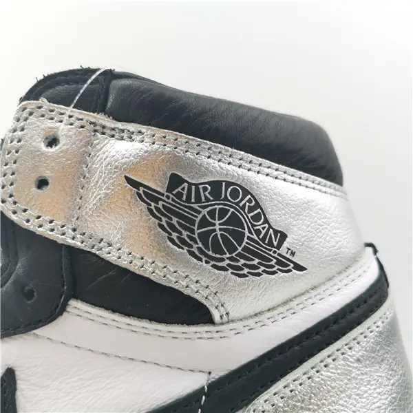 AIR JORDAN 1 RETRO HIGH OG SILVER TOE 