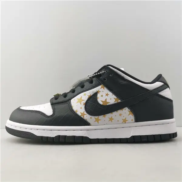 Supreme x Nike SB Dunk Low 