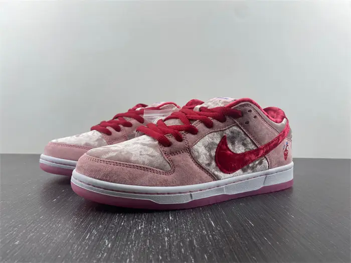 Nike S.B Dunk Low StrangeLove Skateboards 