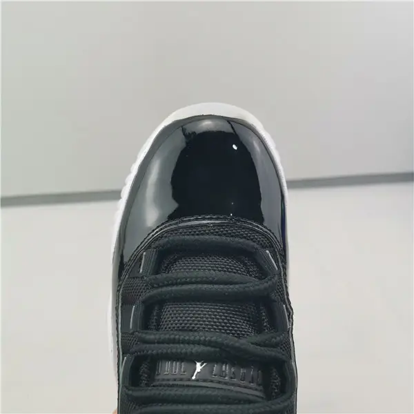 AIR JORDAN 11 
