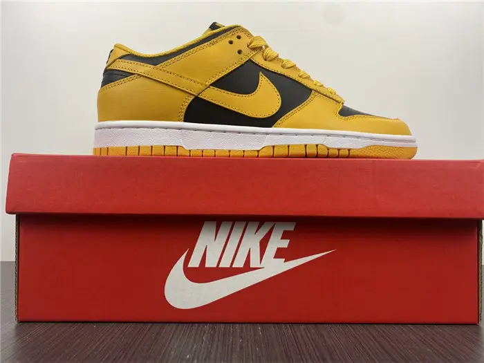 The Nike Dunk Low Takes on a Familiar 