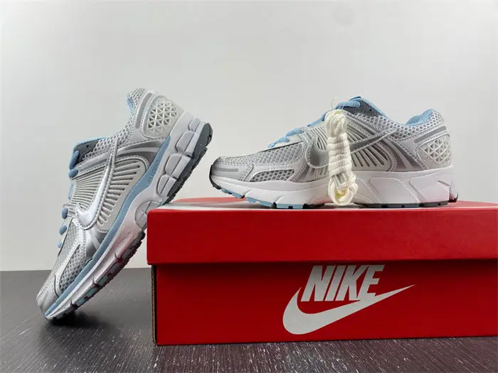 NIKE Air Zoom Vomero 