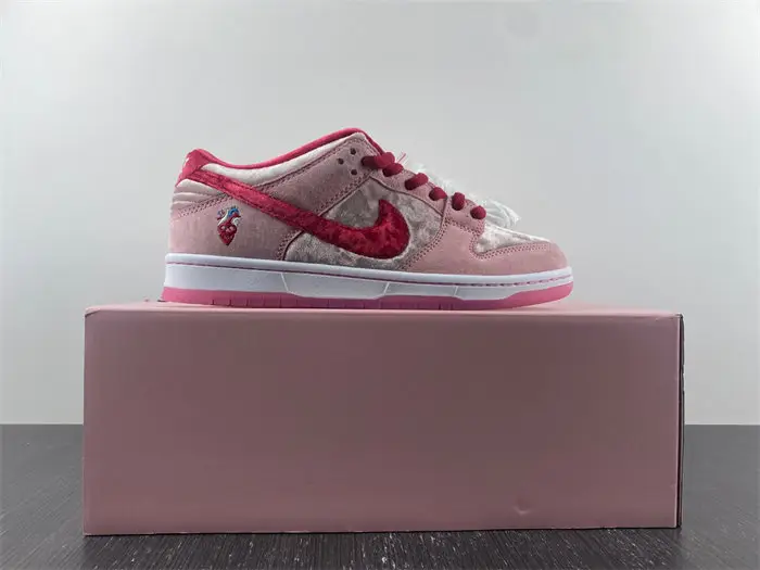 Nike S.B Dunk Low StrangeLove Skateboards 
