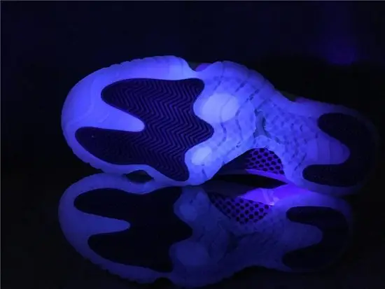 AIR JORDAN 11 