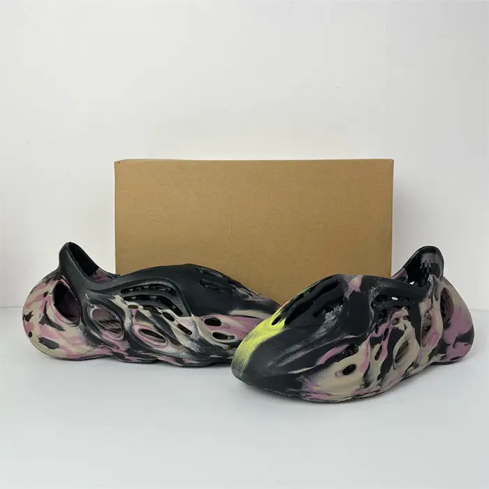 adidas Yeezy Foam RNR MX Carbon  DAEC2721