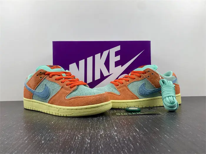 Nike SB Dunk Low 
