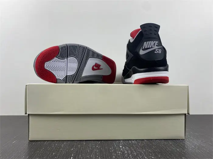 Nike SB x r Jordan 4 