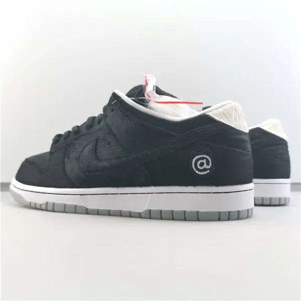 NIKE SB DUNK LOW BLACK WHITE 