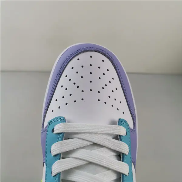 NIKE DUNK LOW SE 