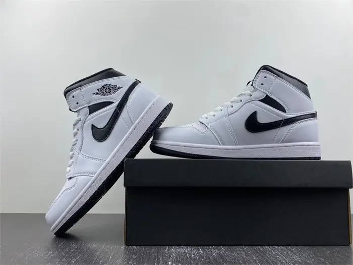Jordan 1 Mid Reverse Panda 