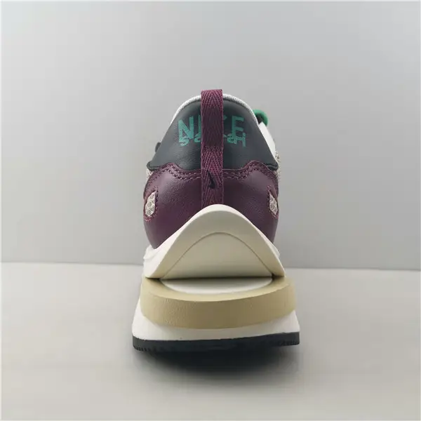 Nike Vaporwaffle sacai Villain Red Neptune Green 
