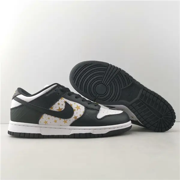 Supreme x Nike SB Dunk Low 