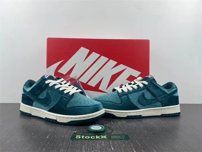 Nike Dunk Low Green Velvet 