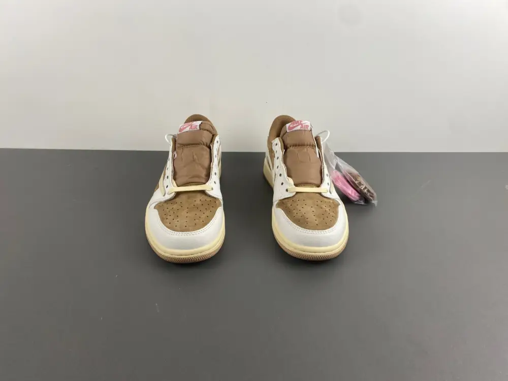 Travis Scott x Air Jordan 1 Low OG 