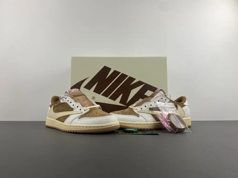 Travis Scott x Air Jordan 1 Low OG 