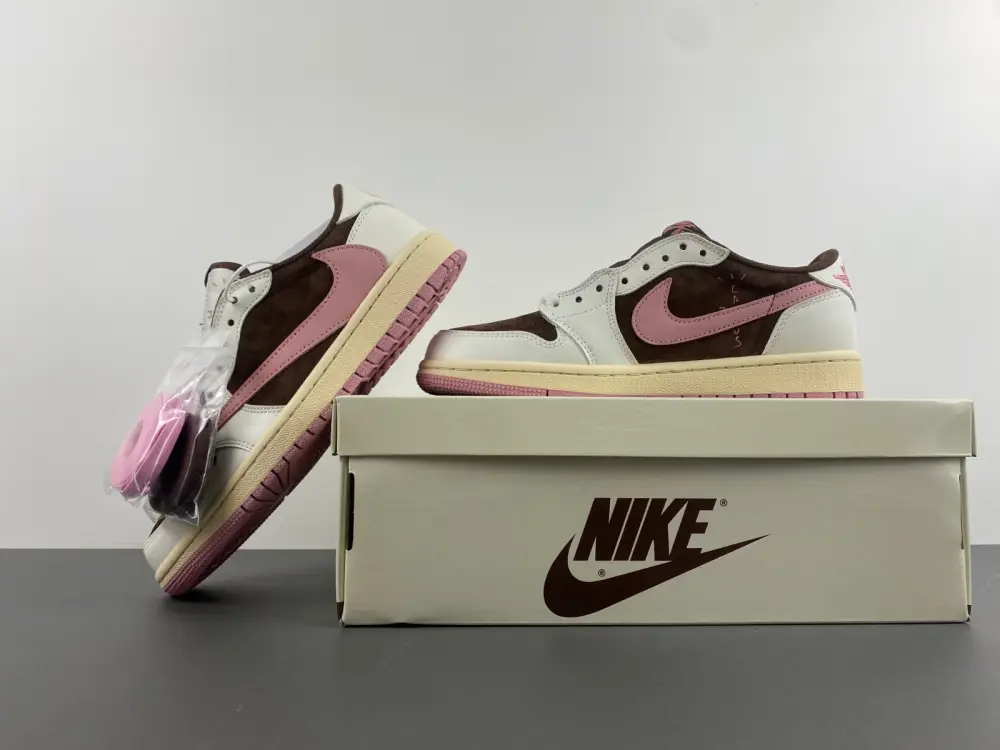 Travis Scott x Air Jordan 1 Low OG  DZ4137 