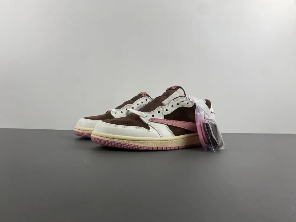 Travis Scott x Air Jordan 1 Low OG  DZ4137 