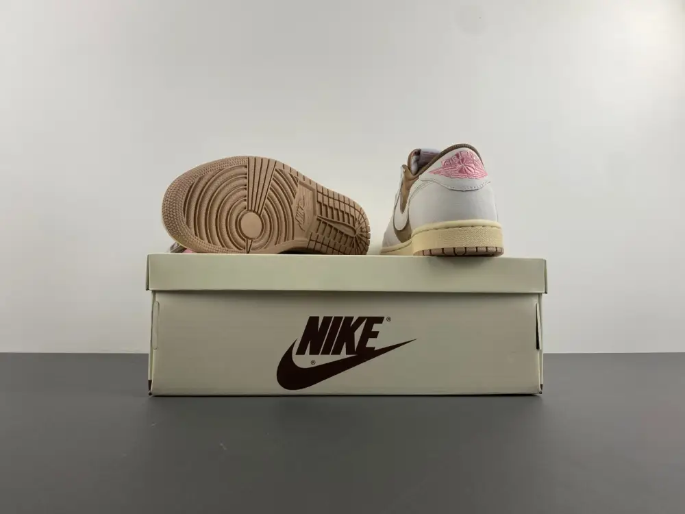 Travis Scott x Air Jordan 1 Low OG 