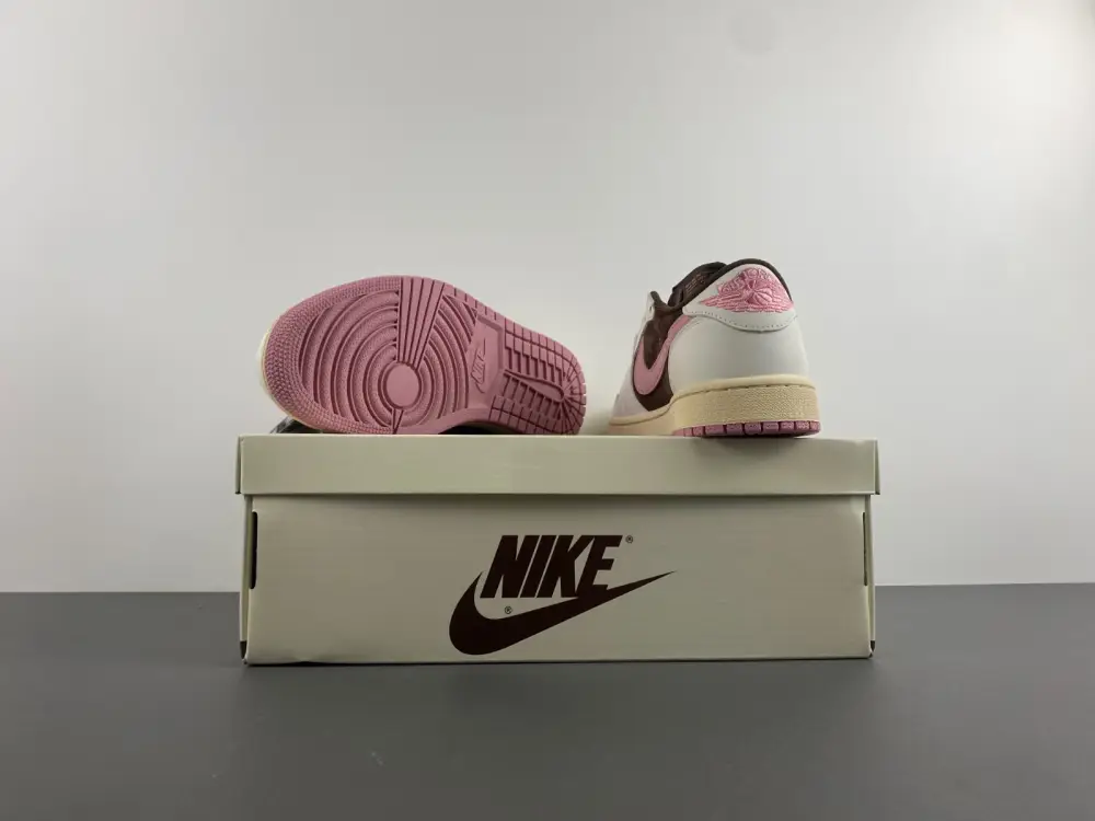 Travis Scott x Air Jordan 1 Low OG  DZ4137 