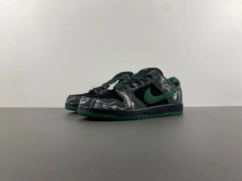 Nike SB Dunk Low There Skateboards 