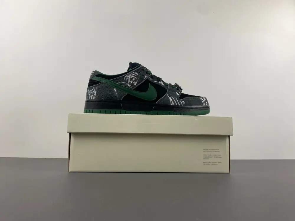 Nike SB Dunk Low There Skateboards 