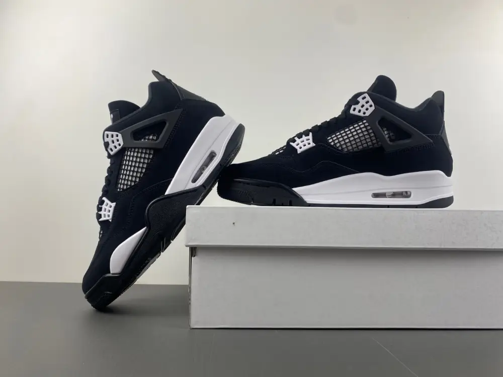 AIR JORDAN 4 RETRO 'WHITE THUNDER' 