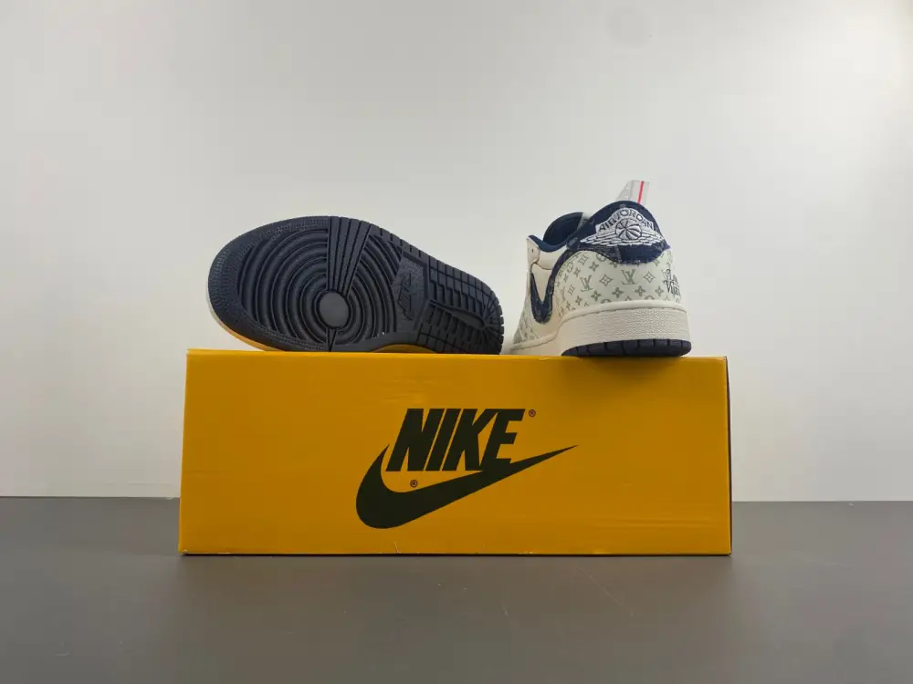 Travis Scott x Air Jordan 1 Low OG 