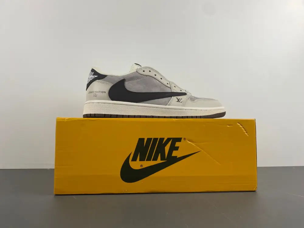 Travis Scott x Air Jordan 1 Low OG 