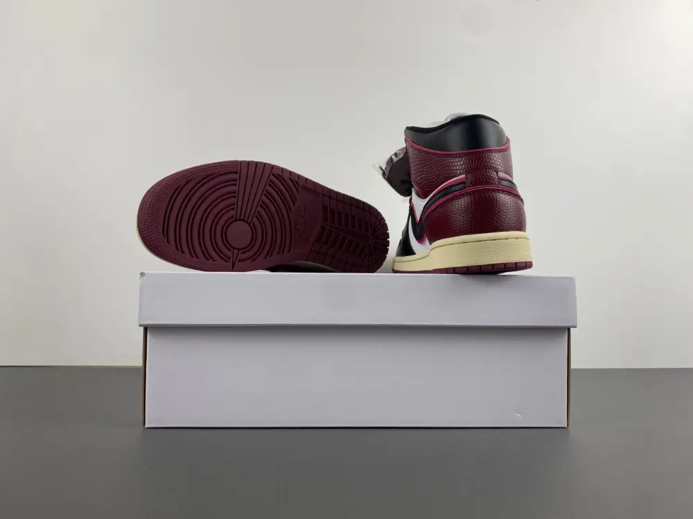 AIR JORDAN 1 MID 