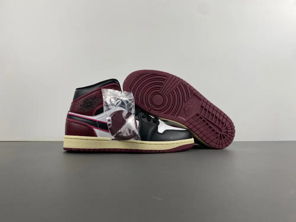 AIR JORDAN 1 MID 
