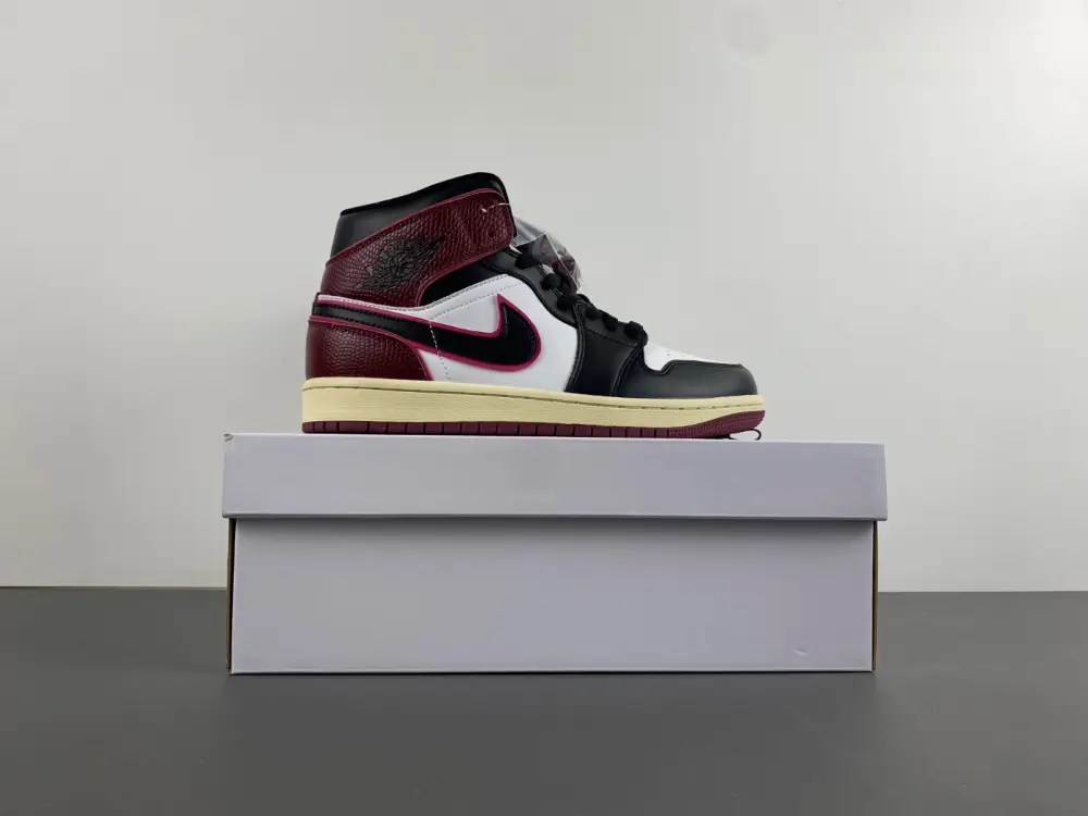 AIR JORDAN 1 MID 