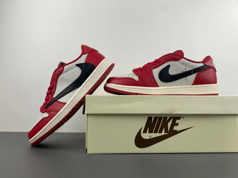 Travis Scott x Air Jordan 1 low 