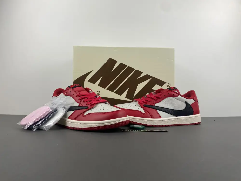 Travis Scott x Air Jordan 1 low 