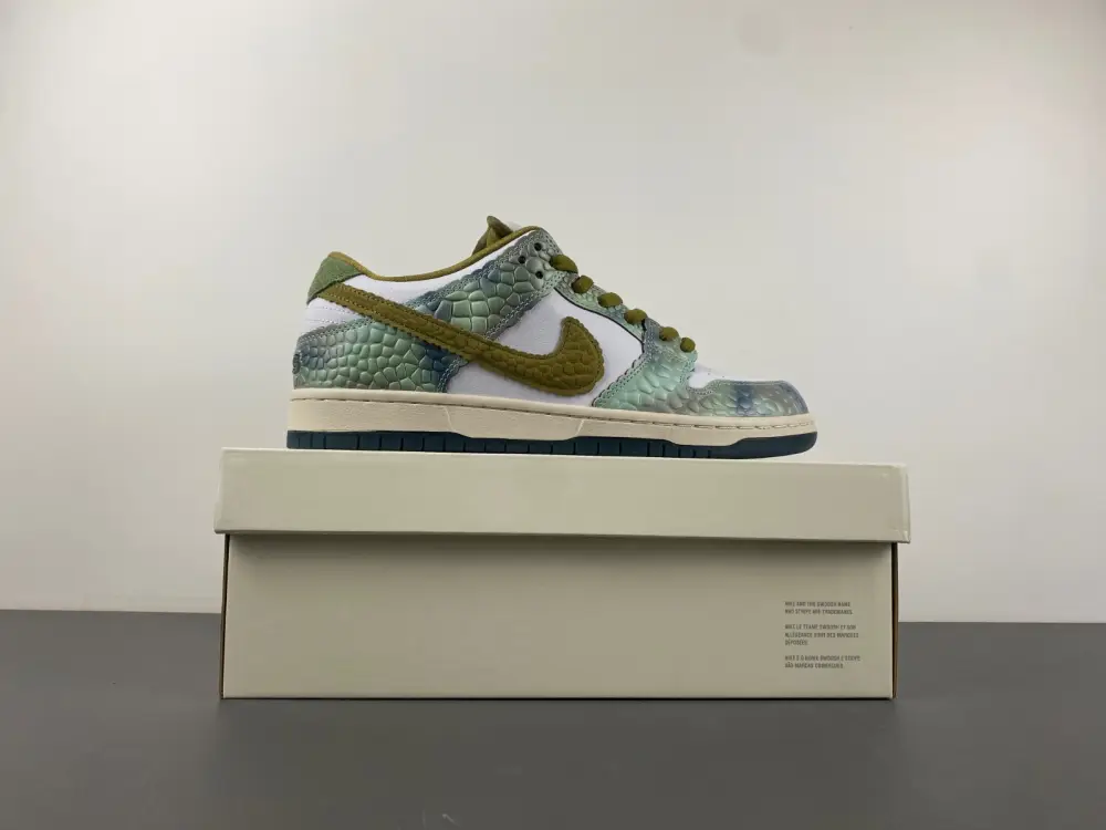 Nike SB Dunk Low Alexis Sablone Chameleon 