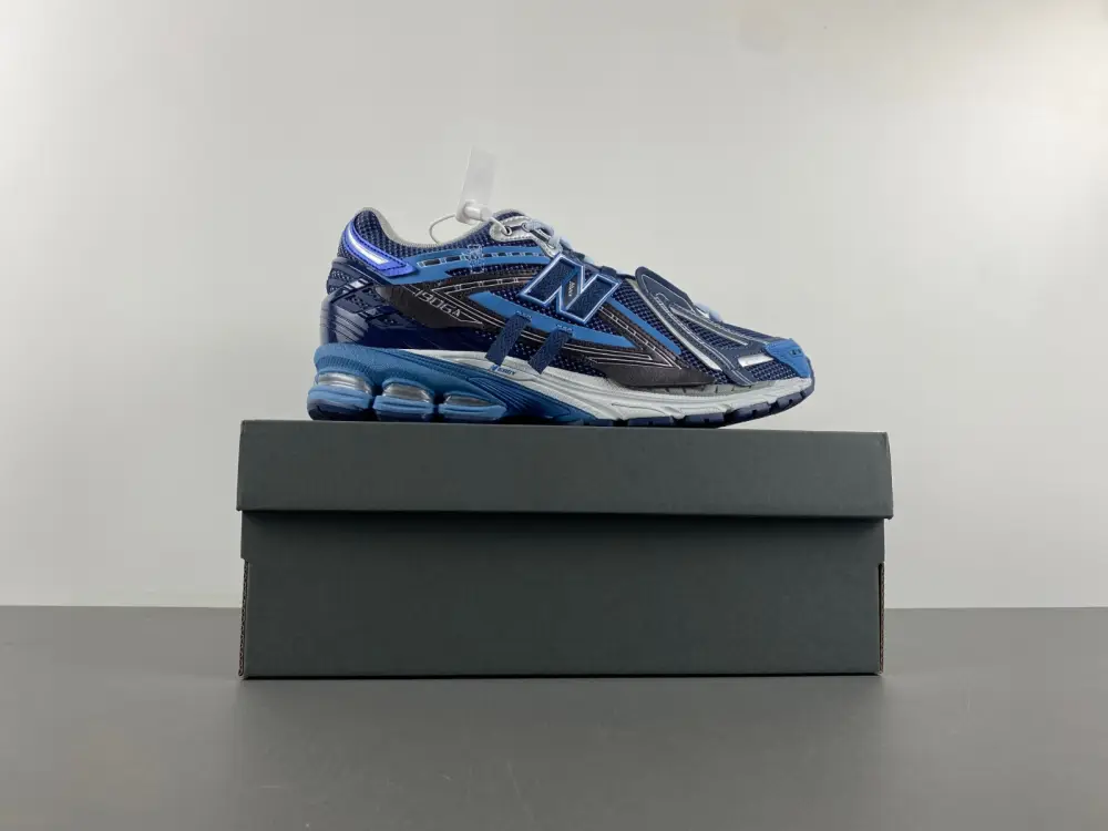 New Balance dark blue 