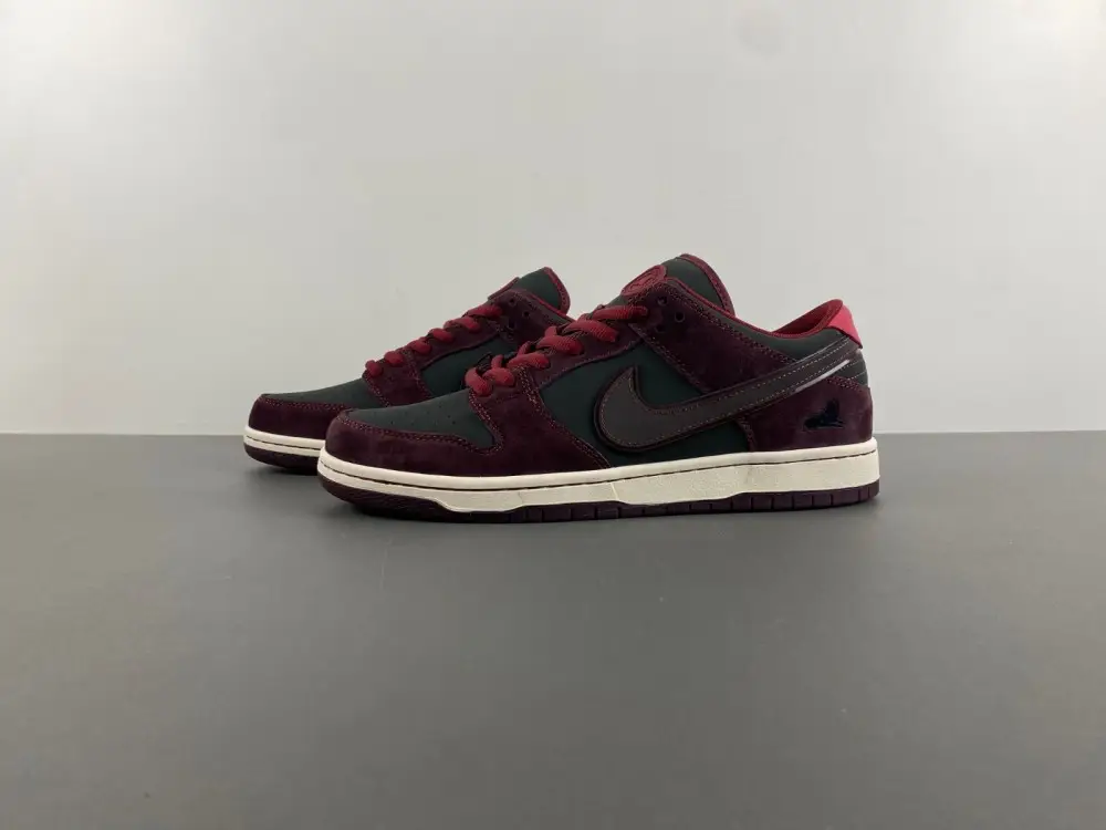 Riot Skateshop x Nike SB Dunk Low 
