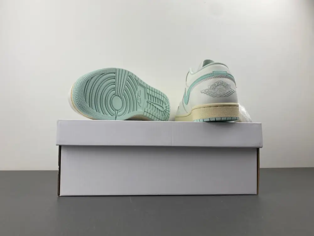 Air Jordan 1 Low 