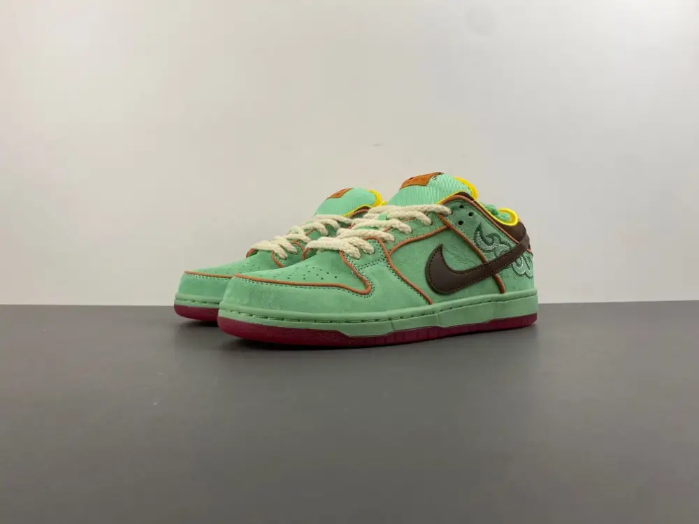 Nike SB Dunk Low 