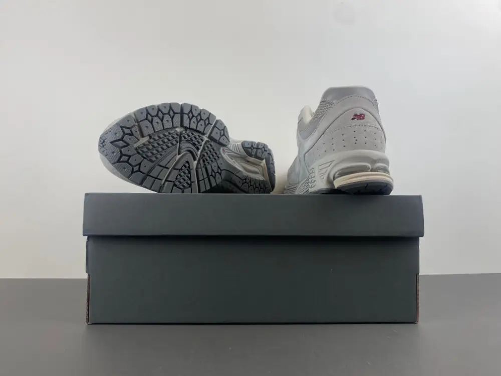 new balance NB 2002 