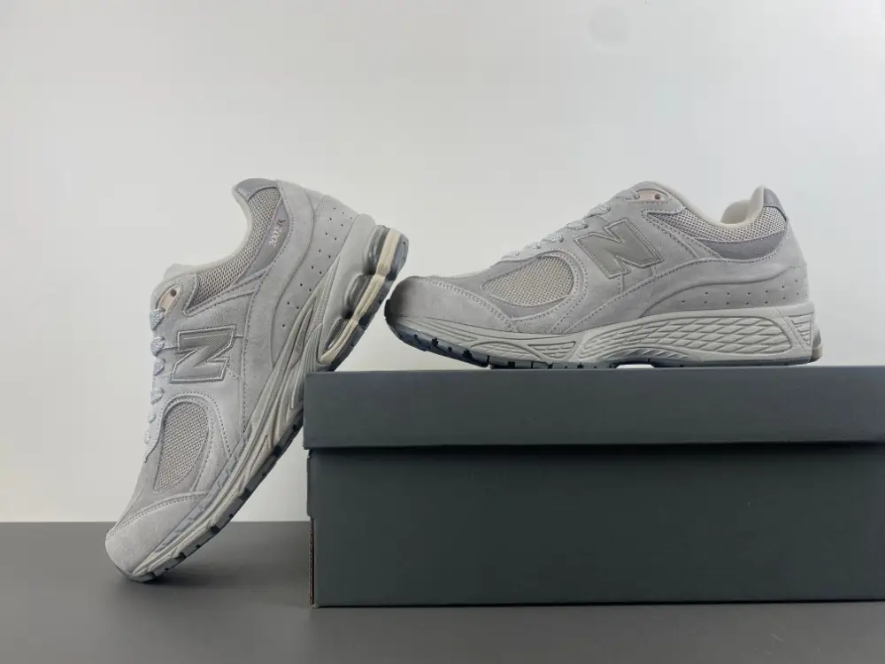 new balance NB 2002 