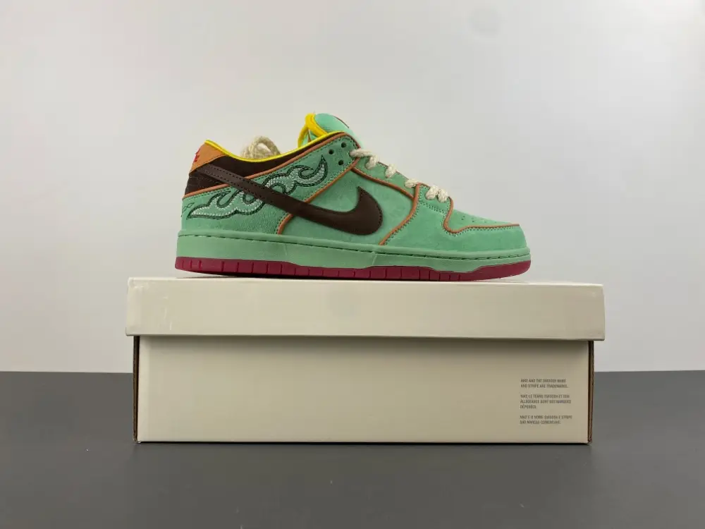 Nike SB Dunk Low 