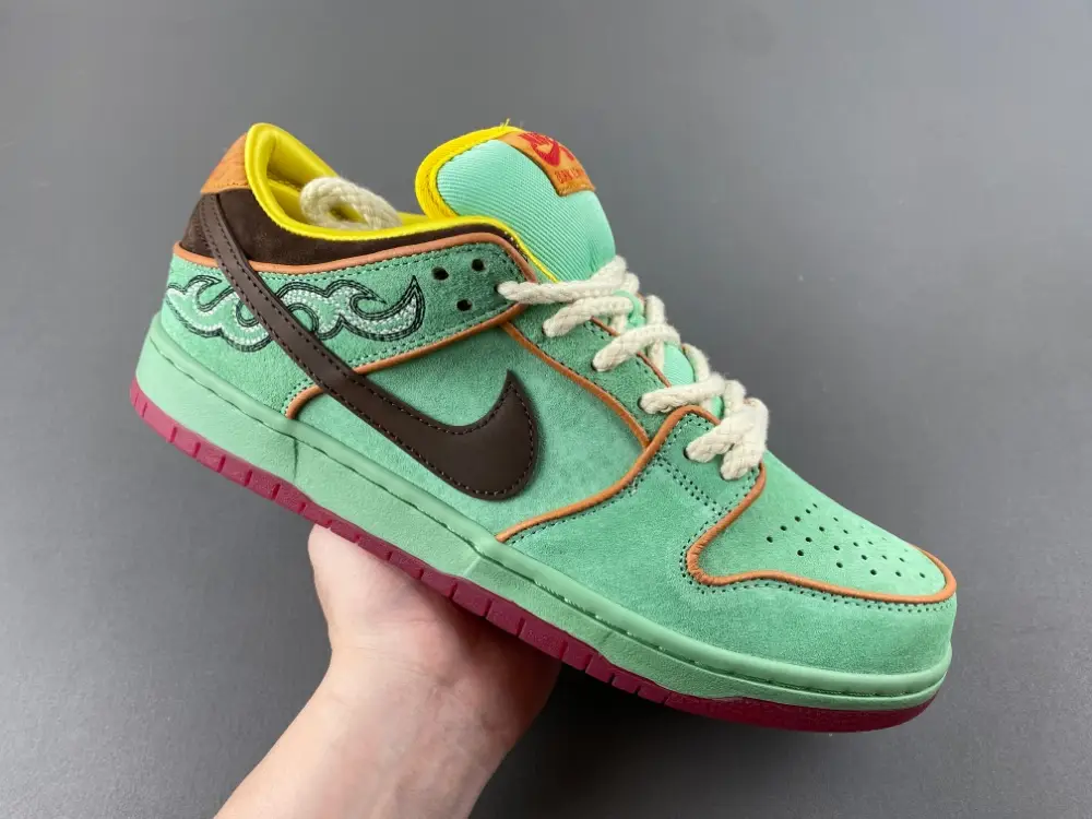 Nike SB Dunk Low 
