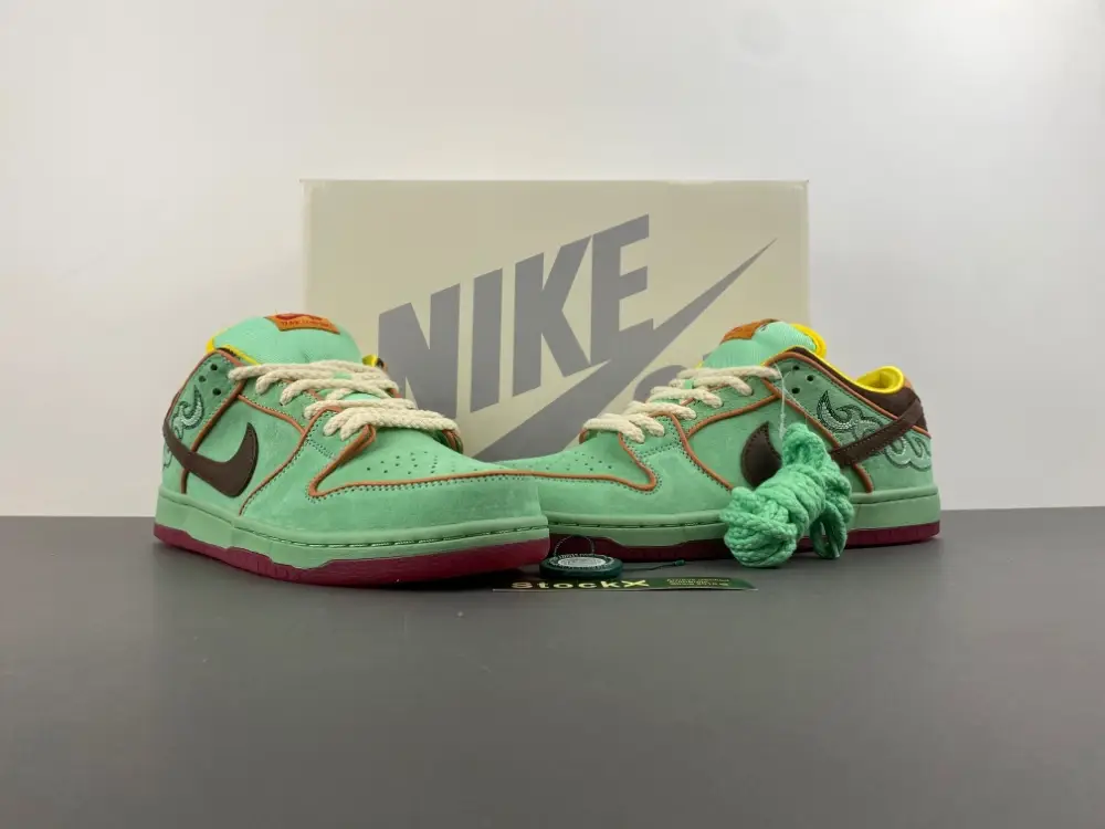 Nike SB Dunk Low  DAEEF187
