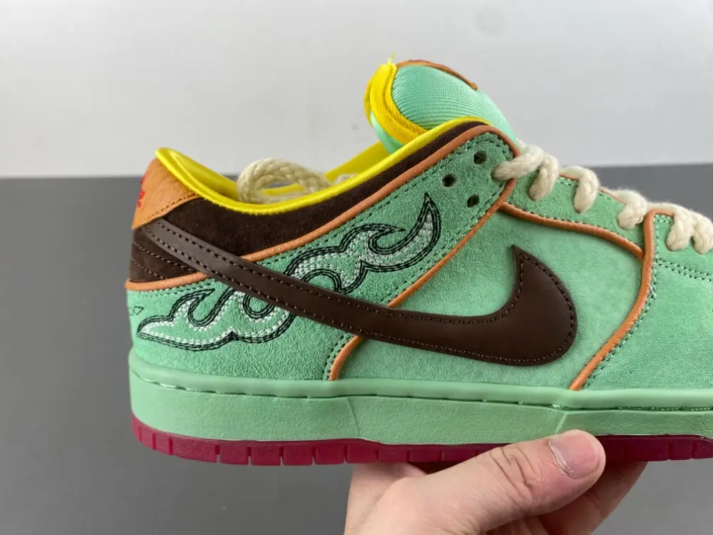 Nike SB Dunk Low 