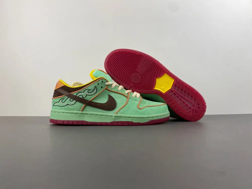 Nike SB Dunk Low 