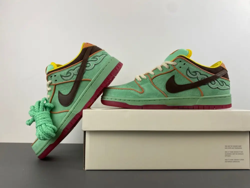 Nike SB Dunk Low 