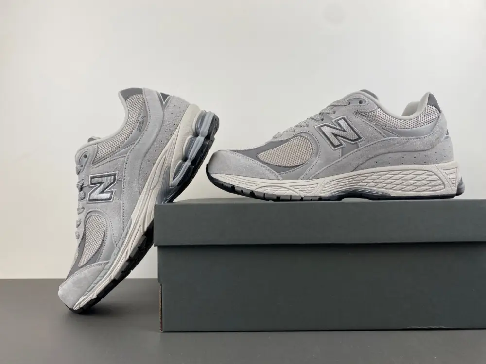new balance NB 2002 