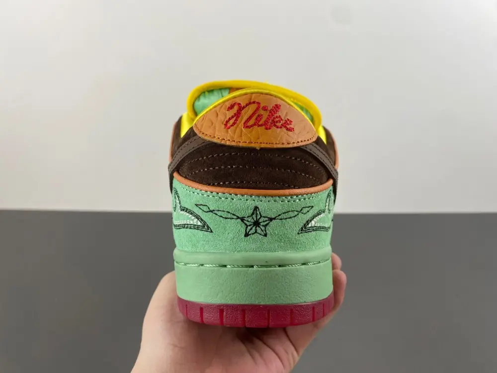 Nike SB Dunk Low 